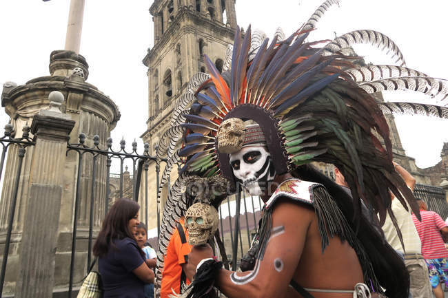 Bailarina guerrera azteca frente a la Catedral - foto de stock