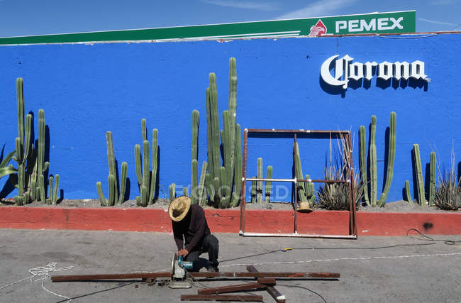 Trabalhador em chapéu de corte de tubos de metal — Fotografia de Stock