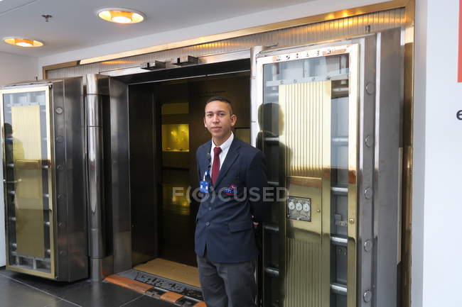 Bankangestellte im Anzug blickt in die Kamera — Stockfoto