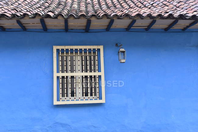 Edificio blu con finestra — Foto stock