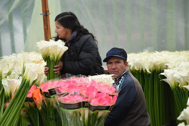 Vendeurs de fleurs travaillant en ville — Photo de stock