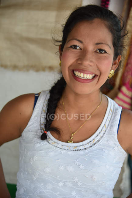 Mulher latina sorrindo e olhando para a câmera — Fotografia de Stock