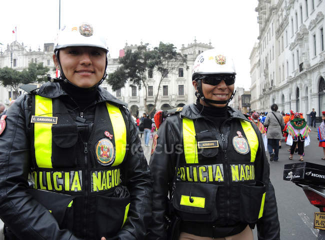 Співробітники поліції жінок постановки і посміхається — стокове фото