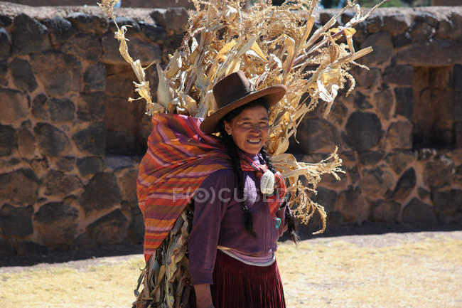 Леди Кечуа с сушеной кукурузой — стоковое фото