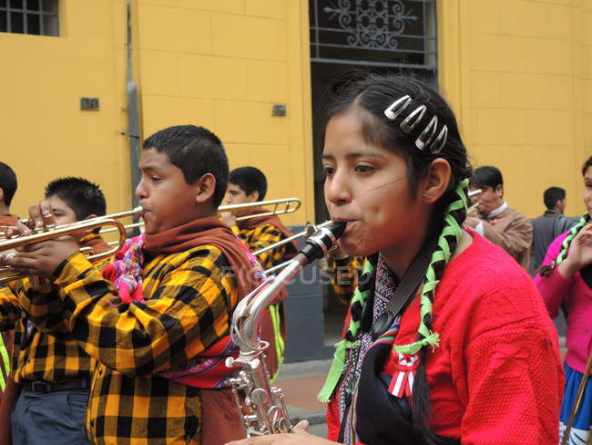 Детский духовой оркестр играет музыку — стоковое фото