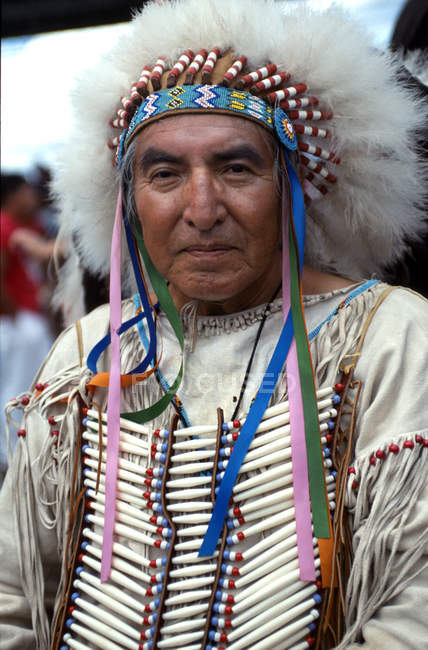 Старий Cheyenne головний з пір'ям — стокове фото