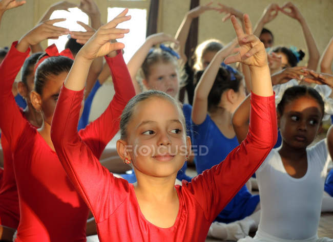 Маленькі дівчатка практикуючих балету — стокове фото