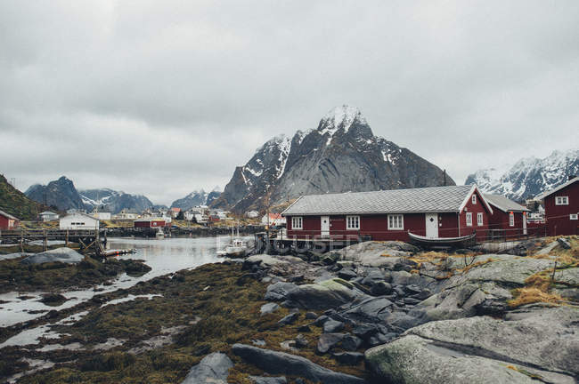 Remoto assentamento norueguês com cumes de montanha — Fotografia de Stock