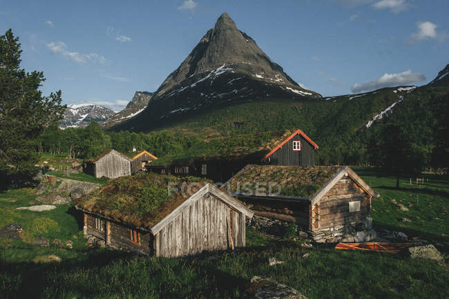 Casas de madeira com montanhas — Fotografia de Stock
