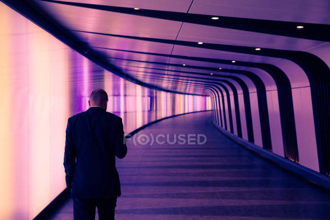 Homme d'affaires dans le tunnel moderne de la ville — Photo de stock