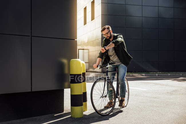 Homme vélo en ville — Photo de stock