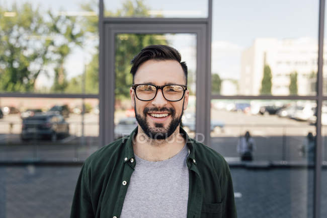 Joven con gafas graduadas - foto de stock