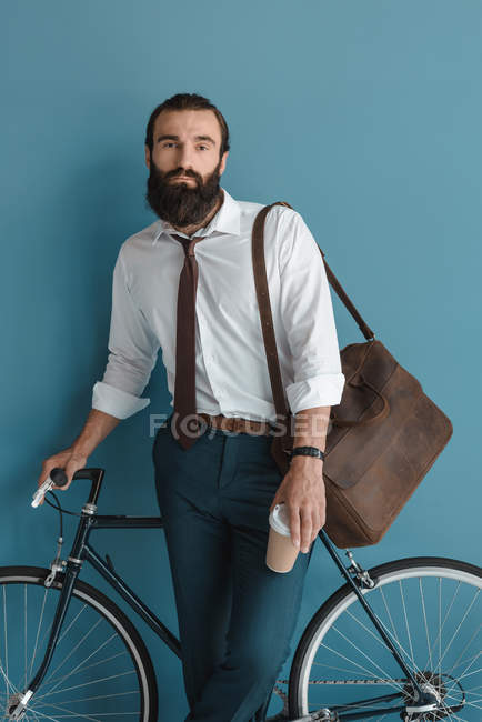 Homem de negócios com bicicleta vintage — Fotografia de Stock