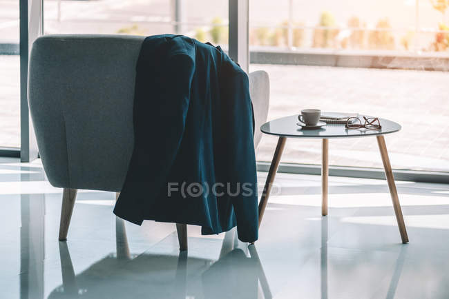 Jaqueta de homem de negócios pendurado na poltrona — Fotografia de Stock