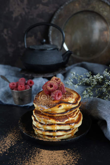 Panqueques dulces con frambuesas - foto de stock