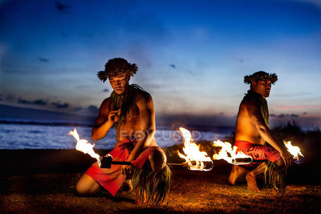 Dos hawaianos listos para bailar con fuego - foto de stock