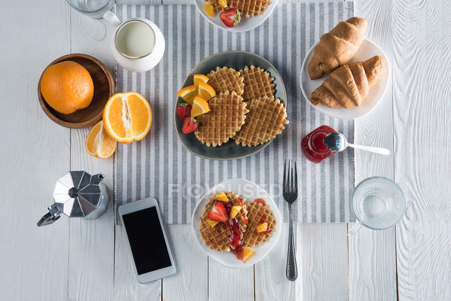 Desayuno recién hecho con gofres - foto de stock