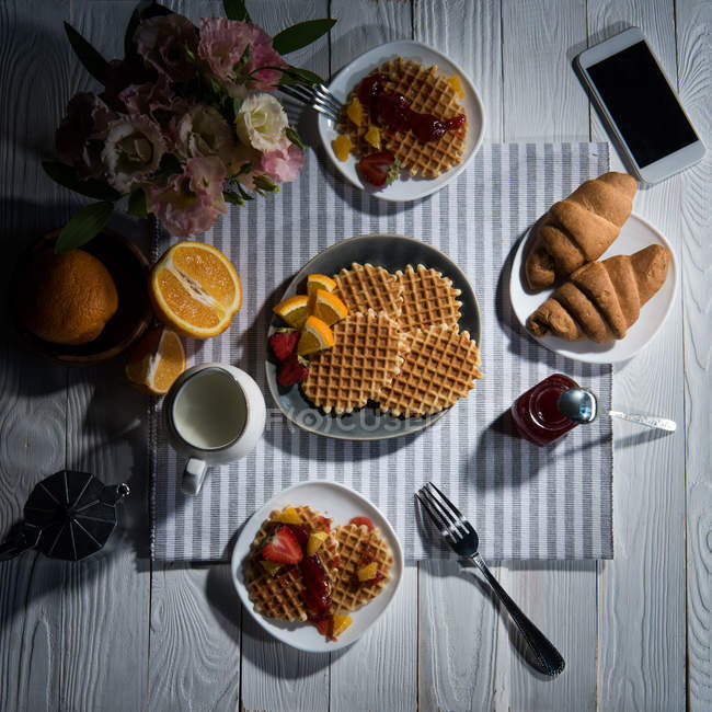 Colazione fresca e gustosa con waffle — Foto stock