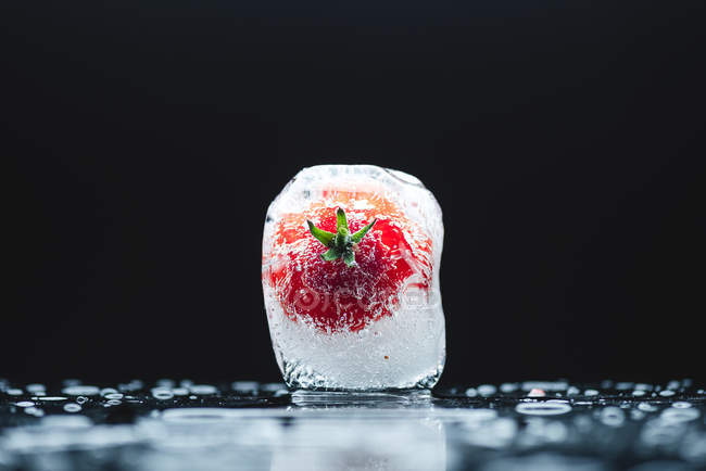 Pomodoro ciliegia in cubetto di ghiaccio — Foto stock