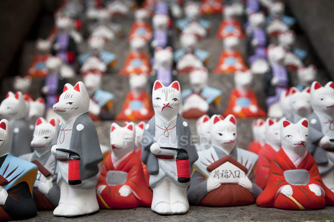 Statue du renard Inari- au sanctuaire Fushimi Inari, l'un des monuments célèbres de Kyoto, Japon — Photo de stock