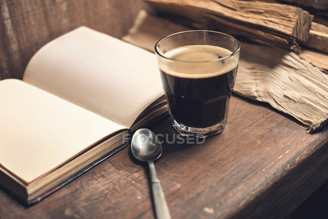 Bicchiere di caffè, vecchio libro — Foto stock