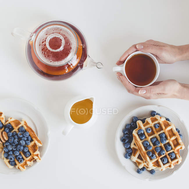 Café da manhã de waffles e chá — Fotografia de Stock