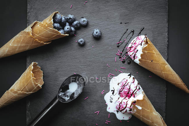 Derretimiento de helados y arándanos - foto de stock