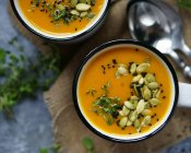 Pumpkin cream soup with pumpkin seeds — Stock Photo
