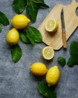 Полностью и вырезать лимоны — стоковое фото