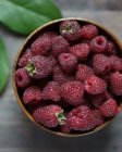 Bowl of fresh raspberries on table — Stock Photo