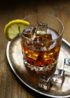 Verre de whisky avec glace et citron — Photo de stock