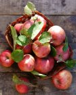 Cesta de maçãs na mesa — Fotografia de Stock