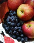 Черный виноград и яблоки — стоковое фото