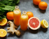 Duas garrafas de suco de laranja fresco — Fotografia de Stock