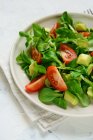 Miscela di insalate con avocado, pomodoro e spinaci — Foto stock