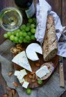 Käse und Baguette auf dem Tisch — Stockfoto