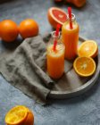 Due bottiglie di succo d'arancia fresco — Foto stock