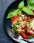 Espaguete com pinhões e molho de tomate — Fotografia de Stock