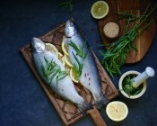 Clupea Fisch gefüllt mit Zitronenscheiben — Stockfoto