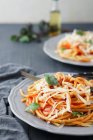 Pâtes spaghetti au parmesan râpé — Photo de stock