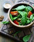 Spinat und Tomatensalat mit Hummus — Stockfoto
