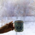 Femme tenant tasse de thé chaud — Photo de stock