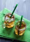 Дві скляні чашки яблучного соку — стокове фото