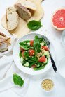 Salad with cucumbers, grapefruit, spinach and pine nuts — Stock Photo