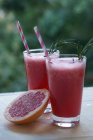 Дві склянки соку грейпфрута — стокове фото