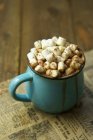 Xícara azul de cacau com pequenos marshmallows — Fotografia de Stock