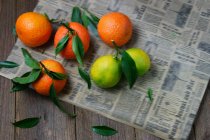 Fresh oranges and limes — Stock Photo