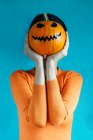 Mujer con calabaza de Halloween - foto de stock