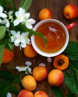 Bebida de frutas con albaricoques - foto de stock