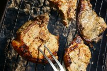 Fleischscheiben auf dem Grill — Stockfoto